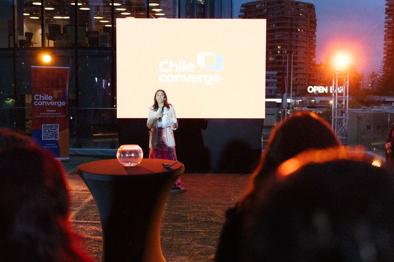 5° aniversario de Chile Converge: pantalla LED, iluminación y sonido de Avenza en terraza