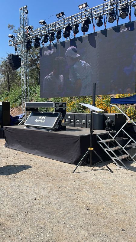 Escenario con pantalla LED e iluminación robótica